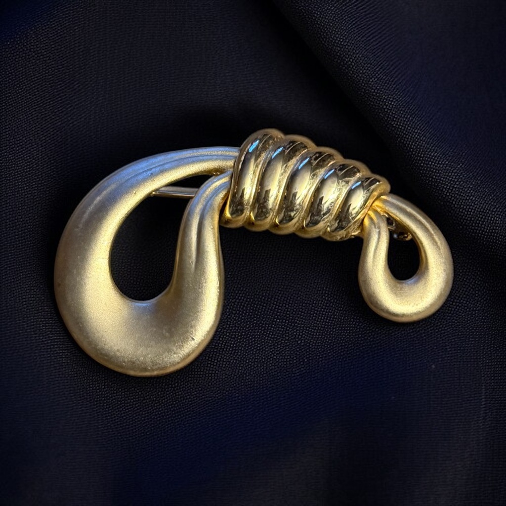 Vintage M. Jent gold tone knot brooch